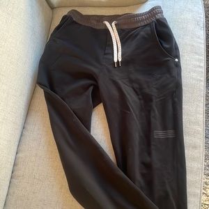 Vuori Balboa jogger pant in black. Size L. Black